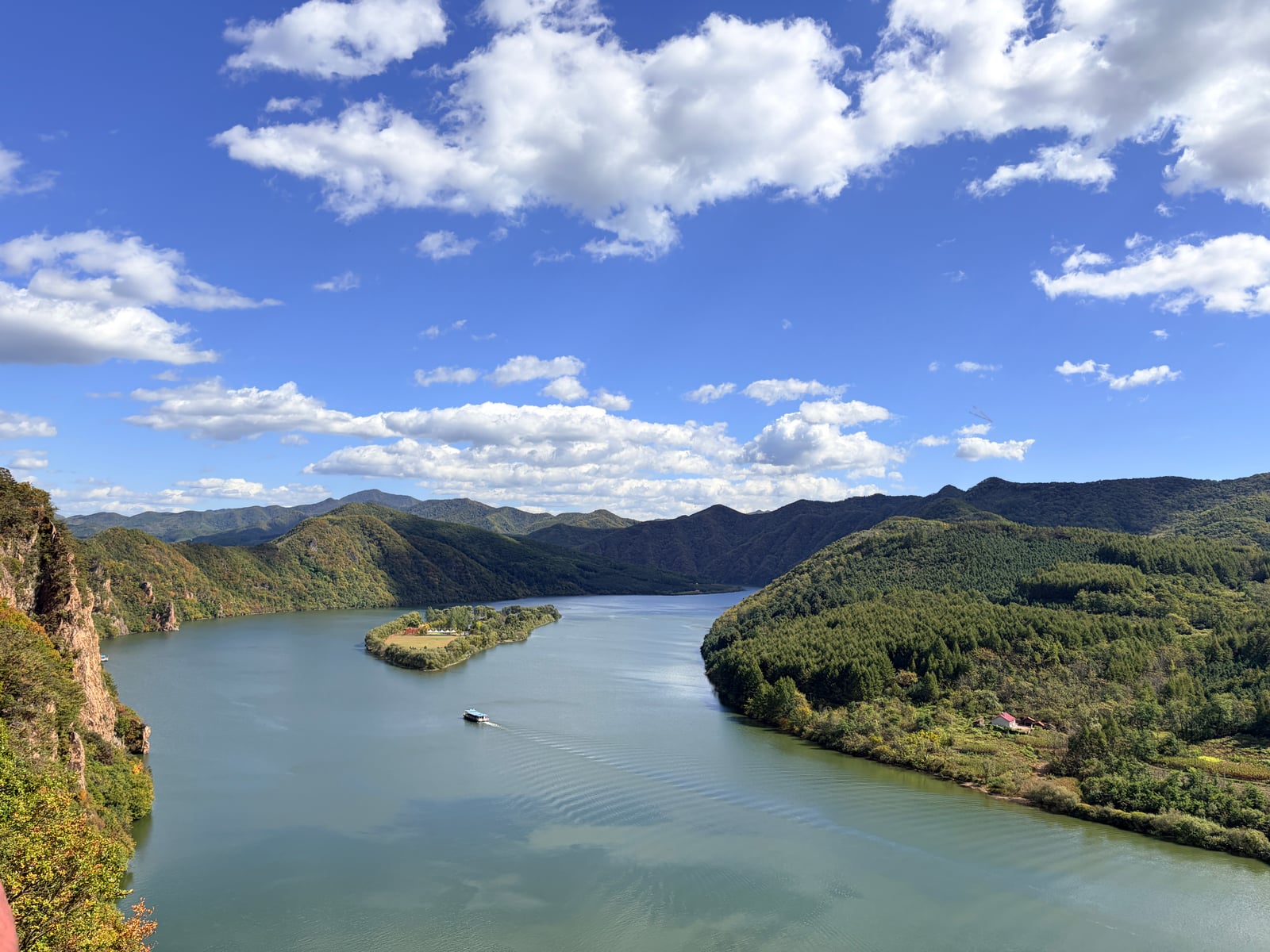 虎谷峡 · 山环着水，水绕着岛。
