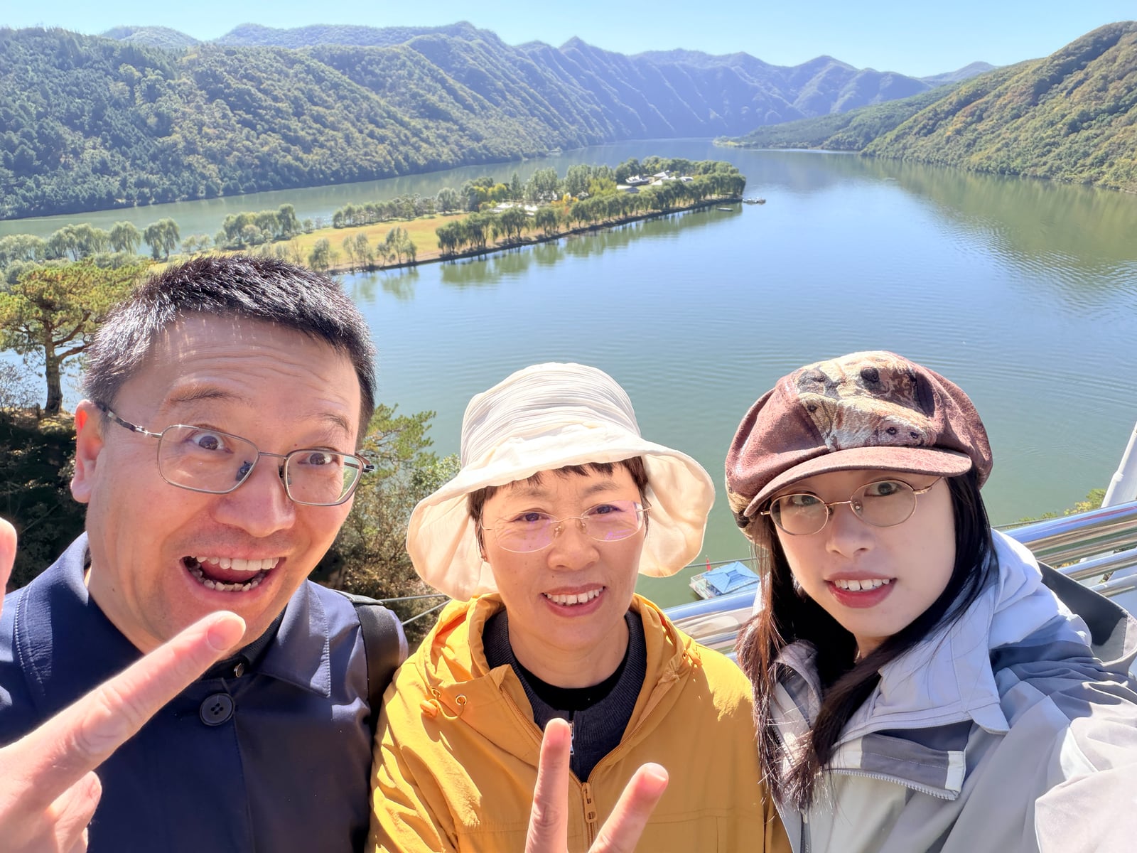 一家三口在虎谷峡山水前微笑合影