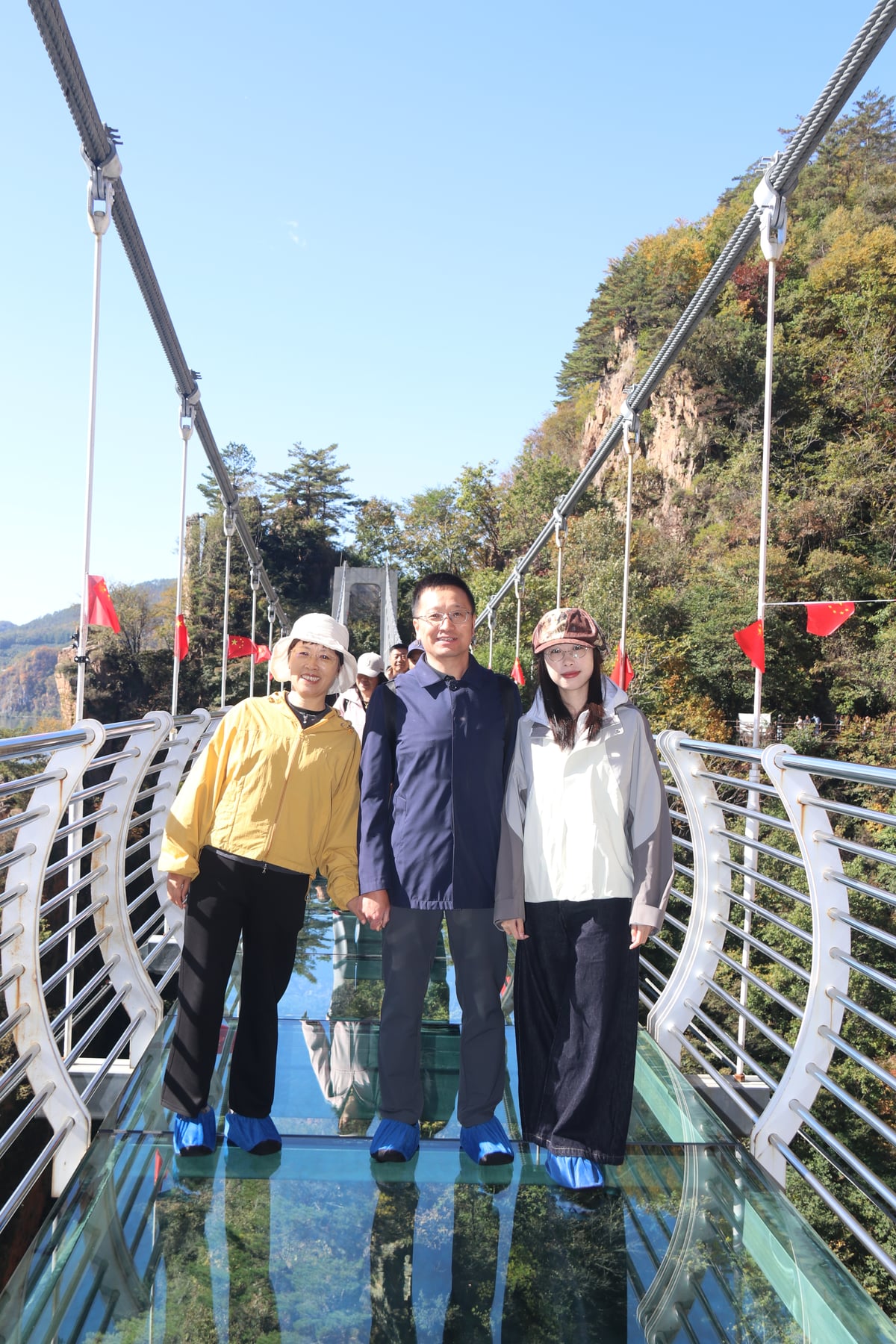 玻璃栈道上，我们仨。