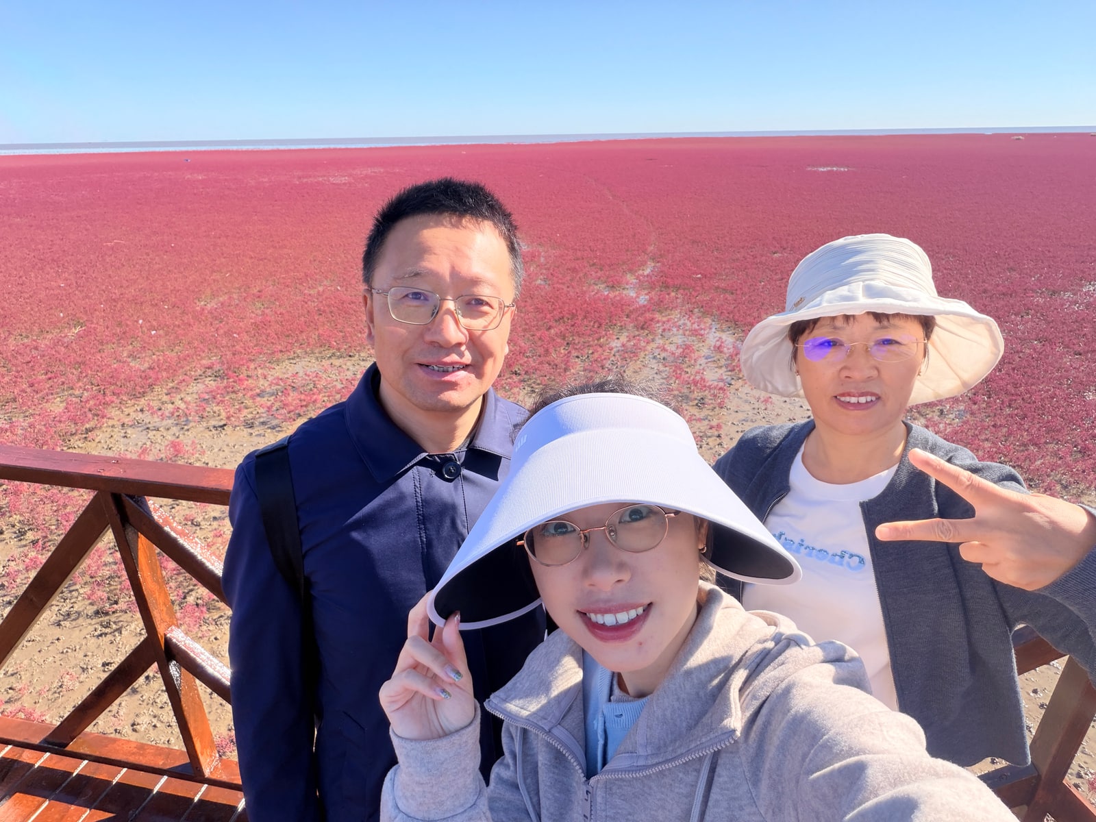 一家三口在红海滩前微笑自拍